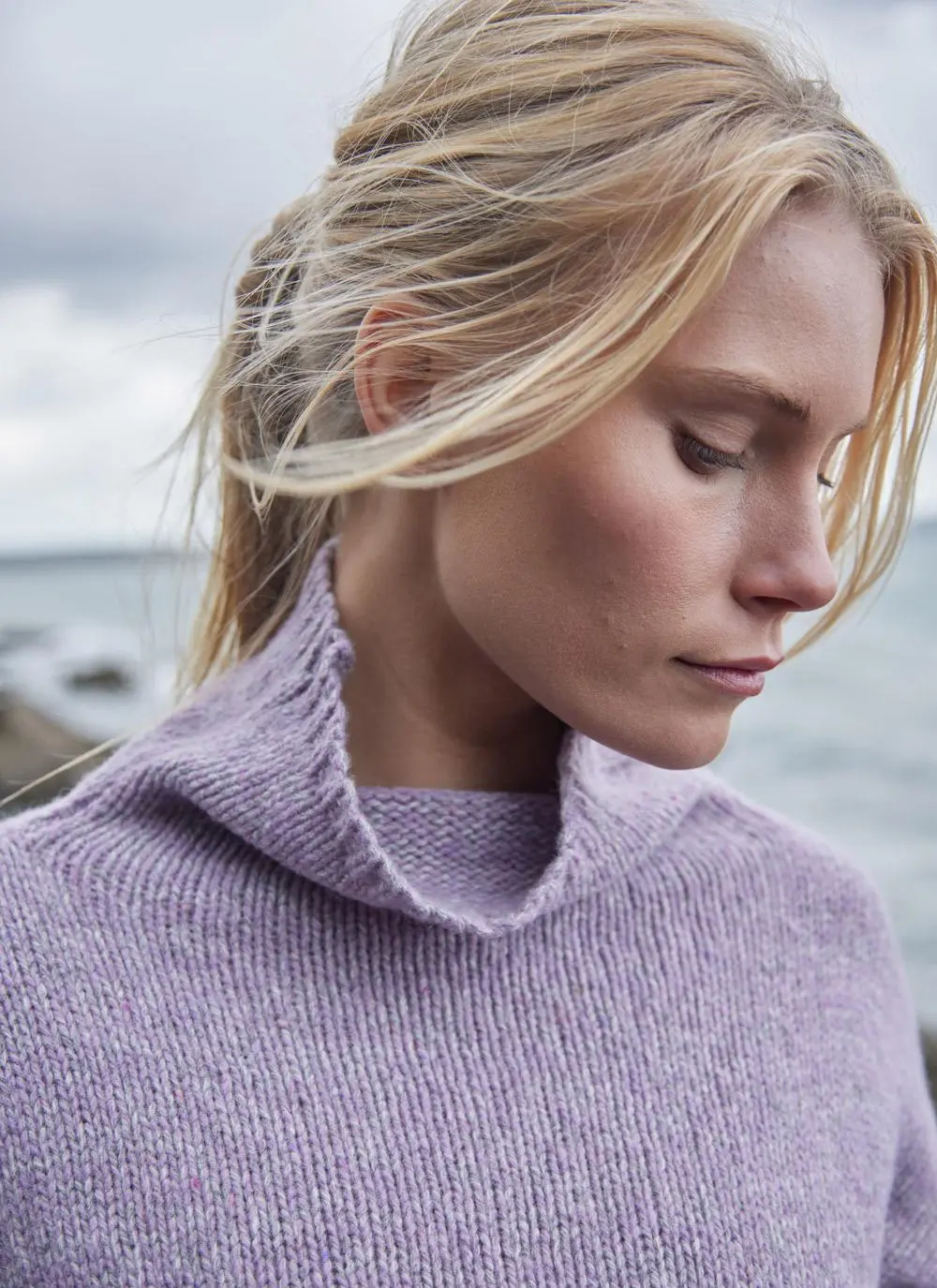 Funnel Neck Sweater Lila | Ierse Wollen Trui | Truien | wollen damestrui | closeup |Fisherman out of Ireland | Colorie