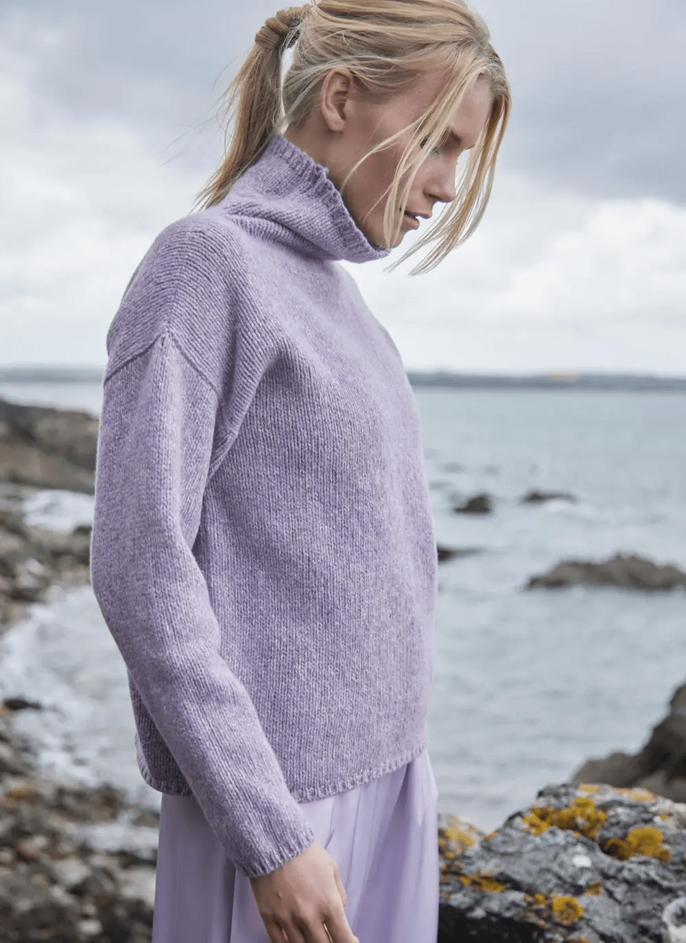 Funnel Neck Sweater Lila | Ierse Wollen Trui | Truien | wollen damestrui | zijkant | Fisherman out of Ireland | Colorie