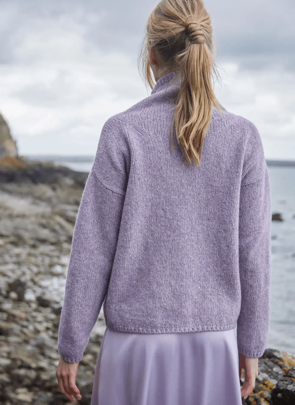 Funnel Neck Sweater Lila | Ierse Wollen Trui | Truien | wollen damestrui | achterkant | Fisherman out of Ireland | Colorie