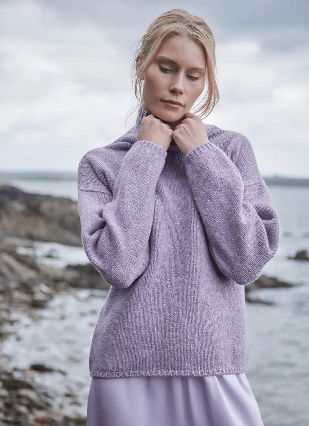 Funnel Neck Sweater Lila | Ierse Wollen Trui | Truien | wollen damestrui | vooraanzicht | Fisherman out of Ireland | Colorie